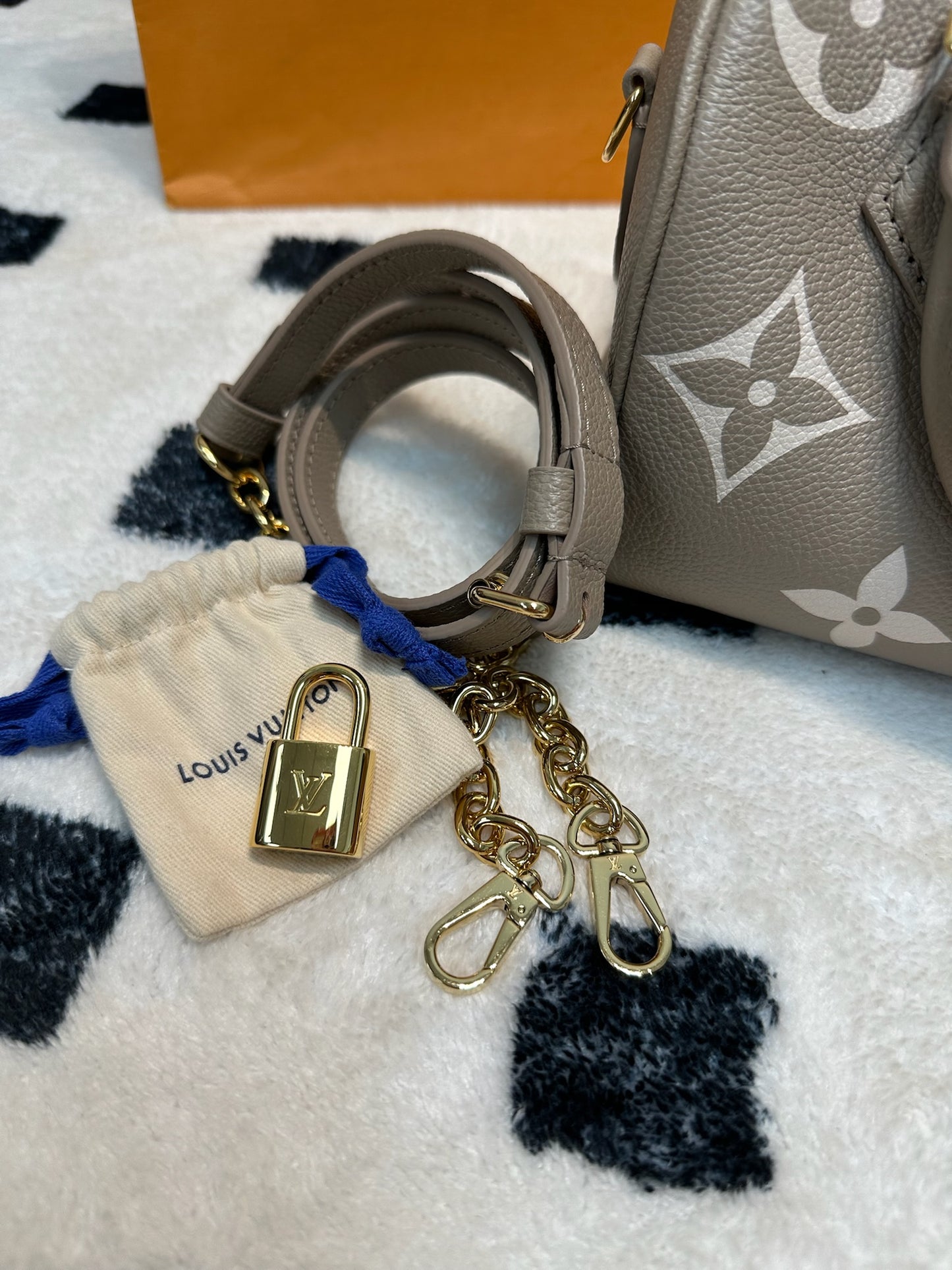 LV Speedy Bandoulière 20 斑鳩灰色 / 奶油色