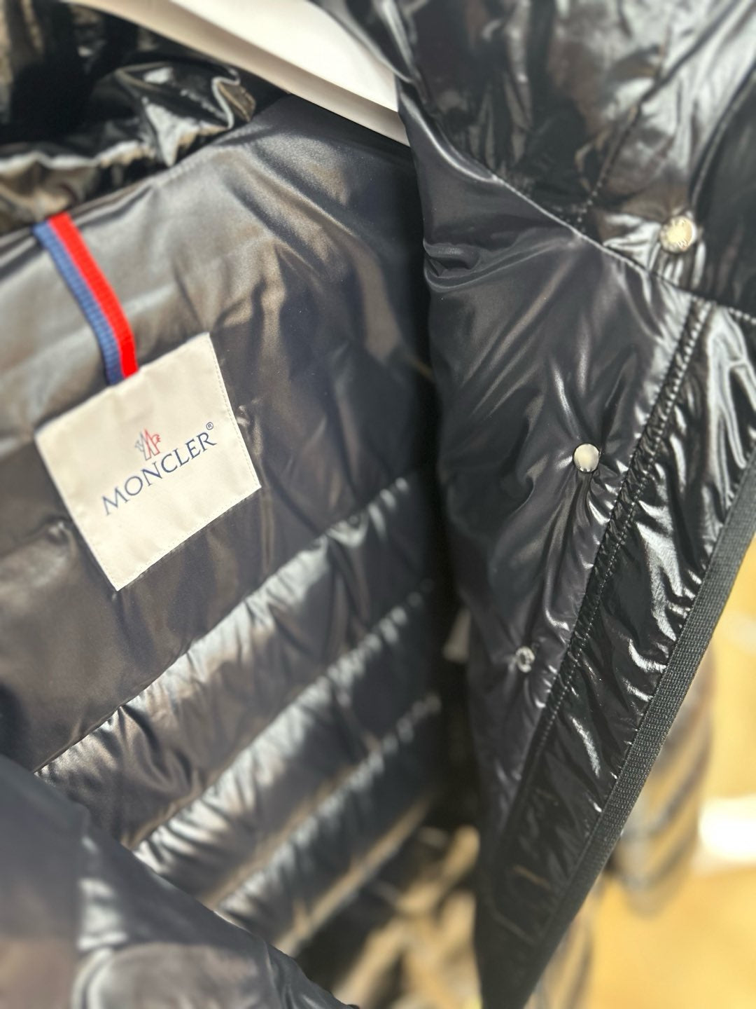 香港現貨💓Moncler 年底巨折💓
Barante 黑色女裝修身款
