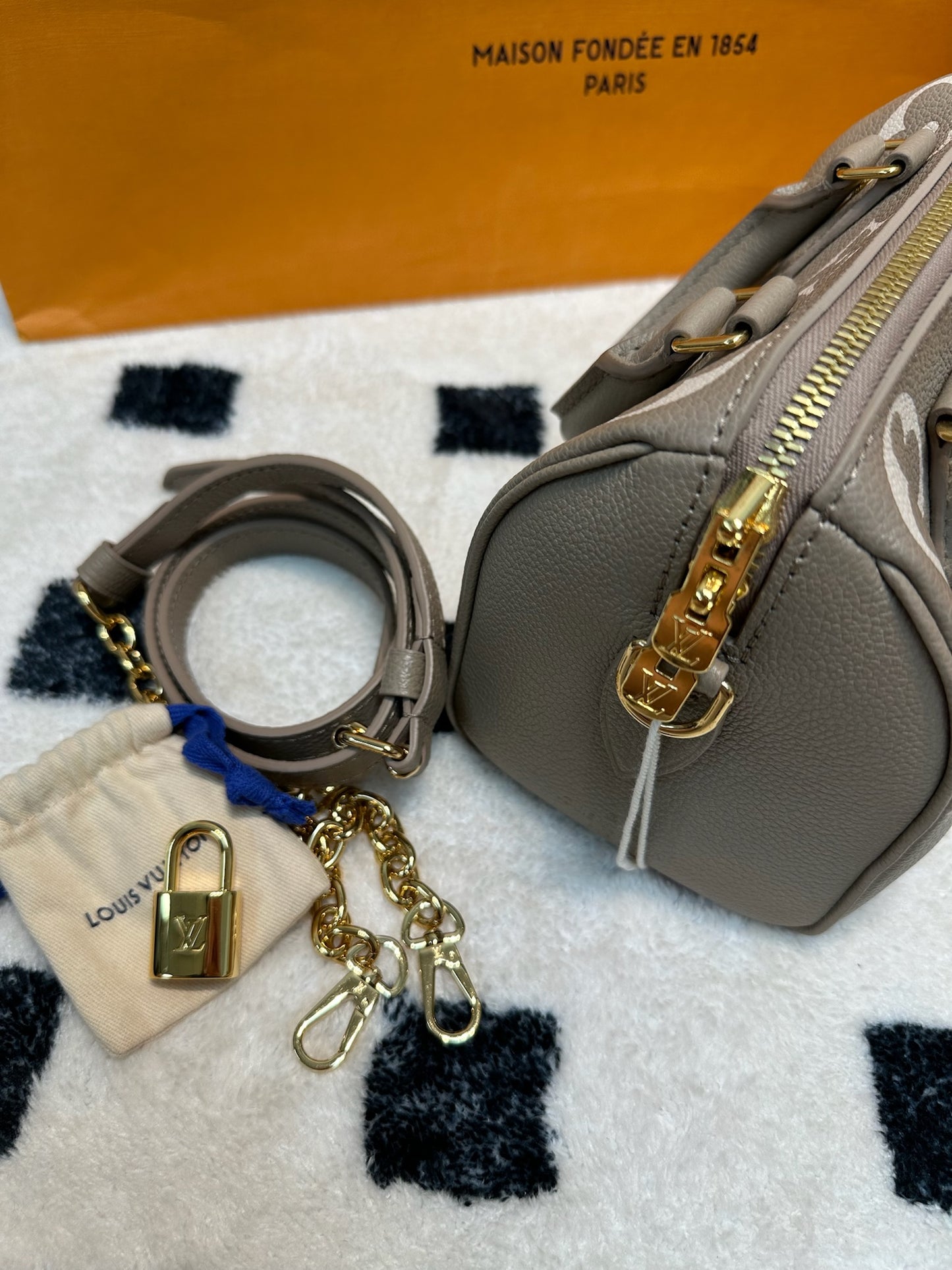 LV Speedy Bandoulière 20 斑鳩灰色 / 奶油色