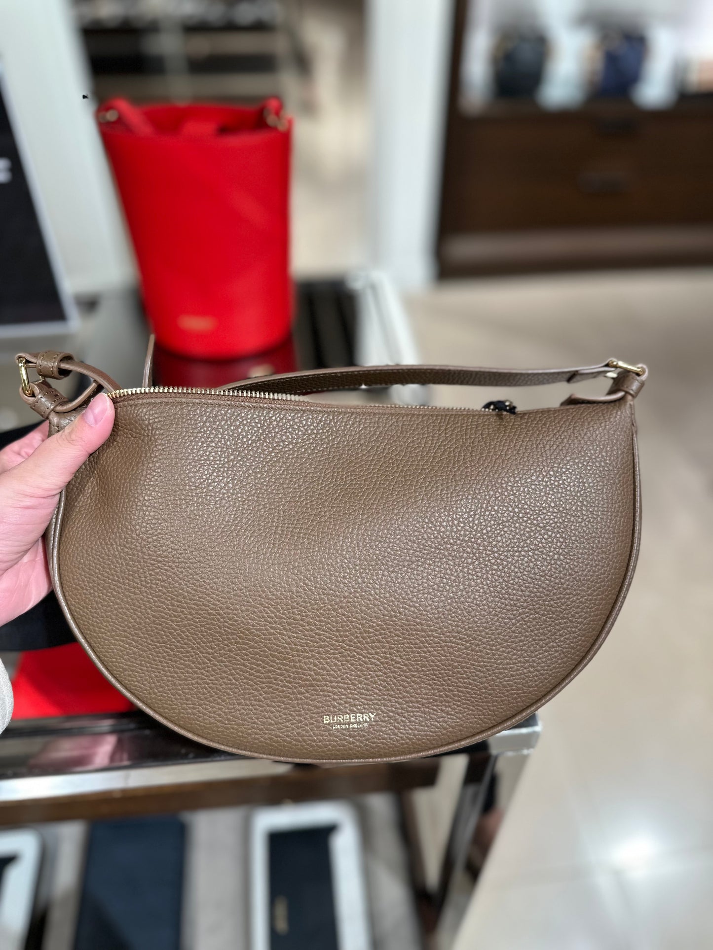 Burberry Earth 半月袋