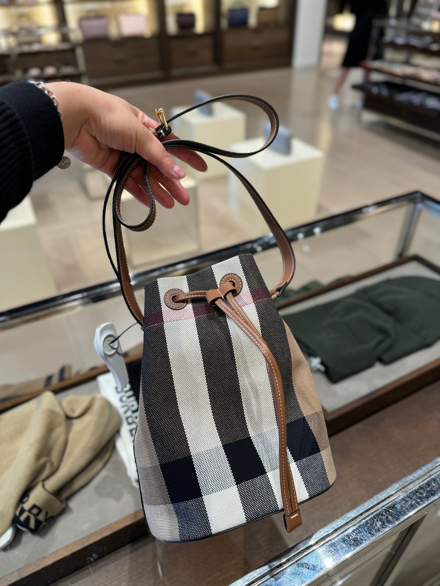 Burberry 新款水桶袋