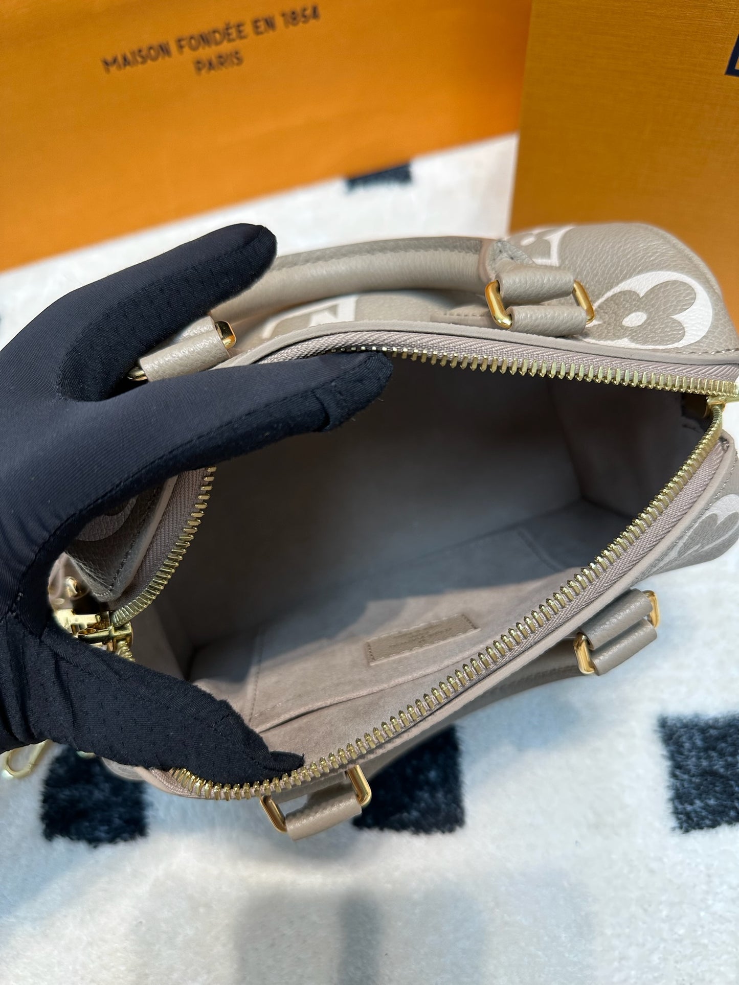 LV Speedy Bandoulière 20 斑鳩灰色 / 奶油色