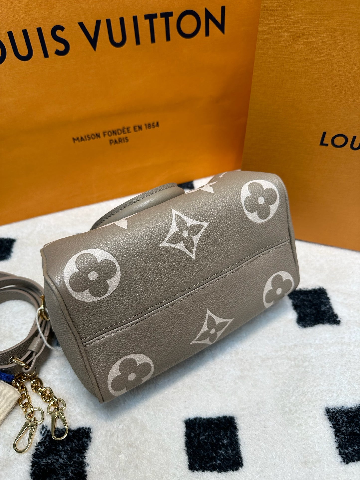 LV Speedy Bandoulière 20 斑鳩灰色 / 奶油色
