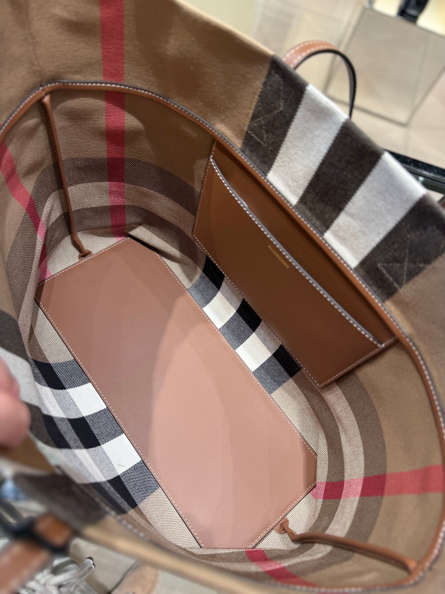 Burberry 新款LONDON Tote
