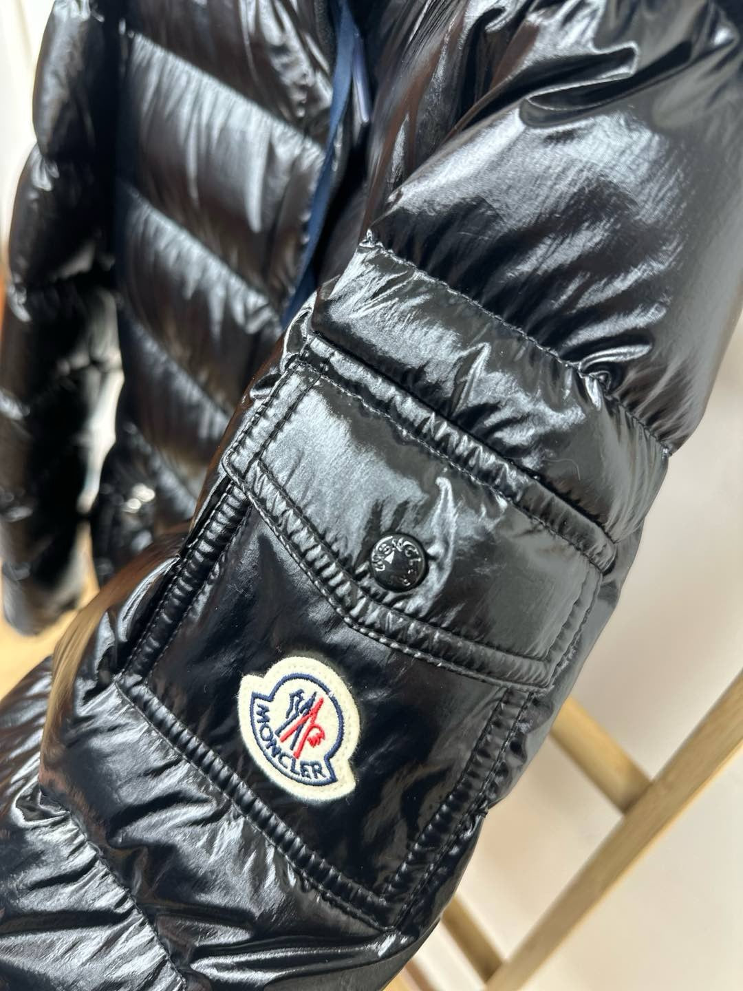 香港現貨💓Moncler 年底巨折💓
Barante 黑色女裝修身款