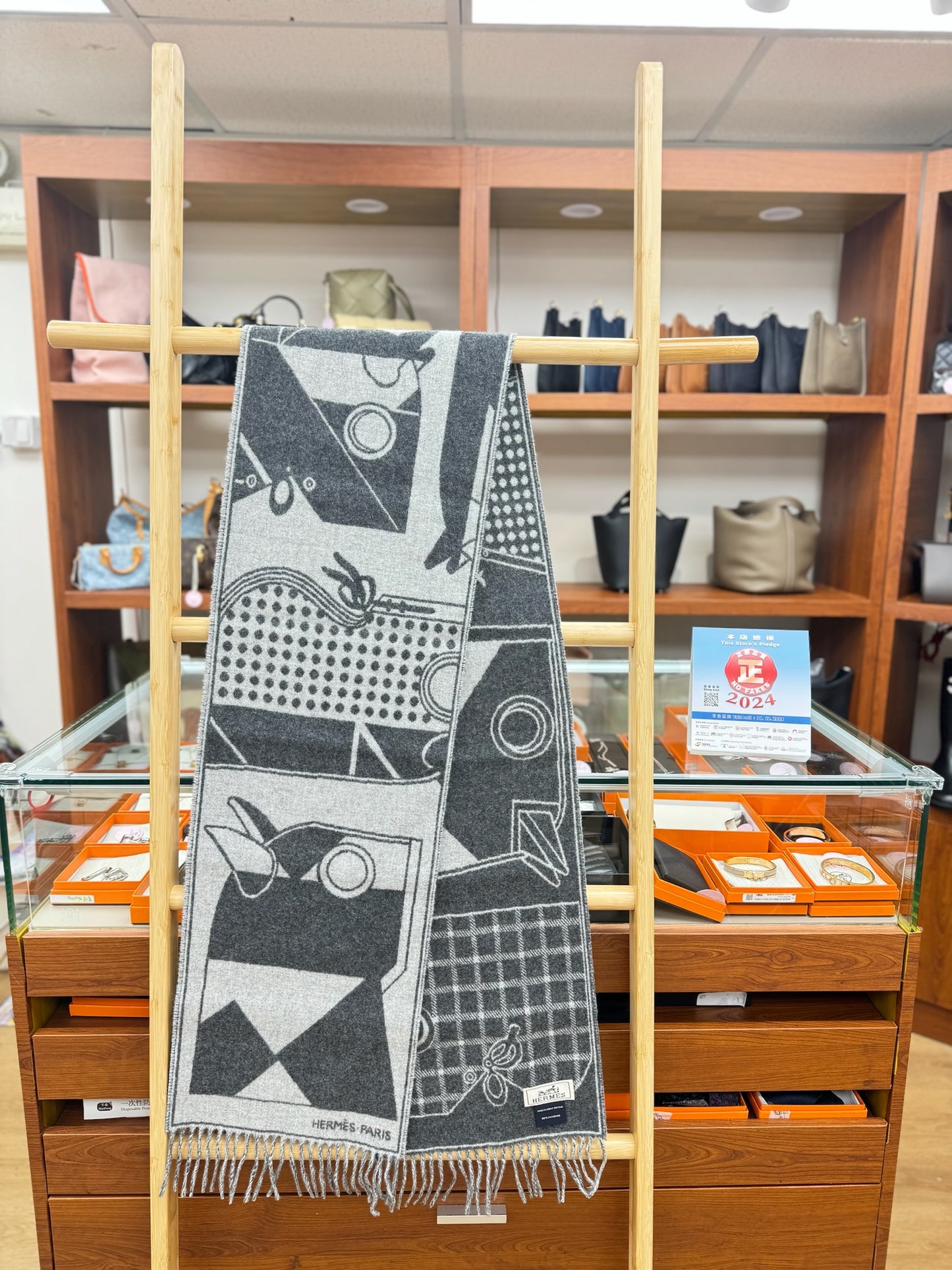 Hermes Camails Jacquard muffler ,
Gris Clair Chiné / Flanelle