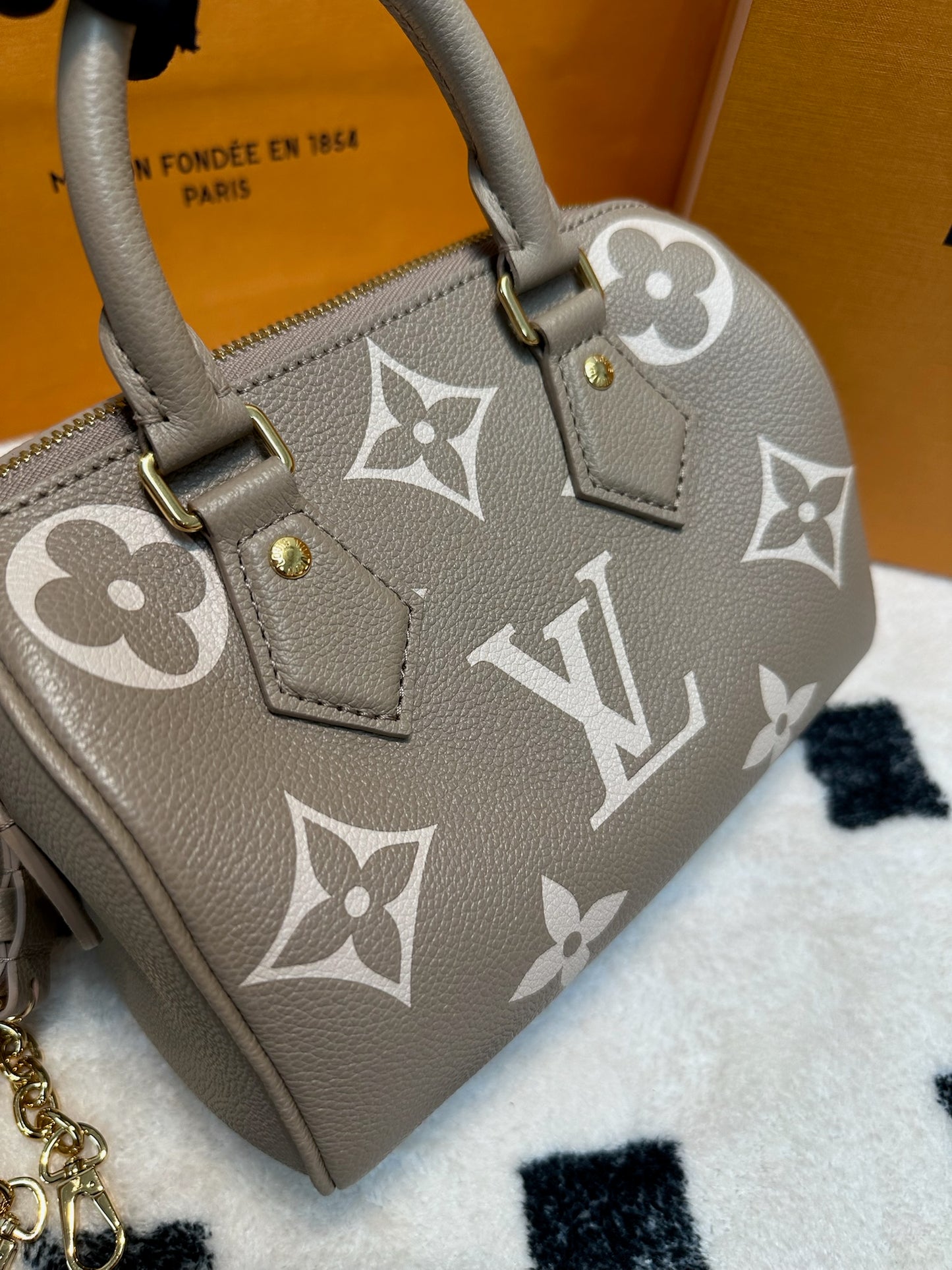 LV Speedy Bandoulière 20 斑鳩灰色 / 奶油色