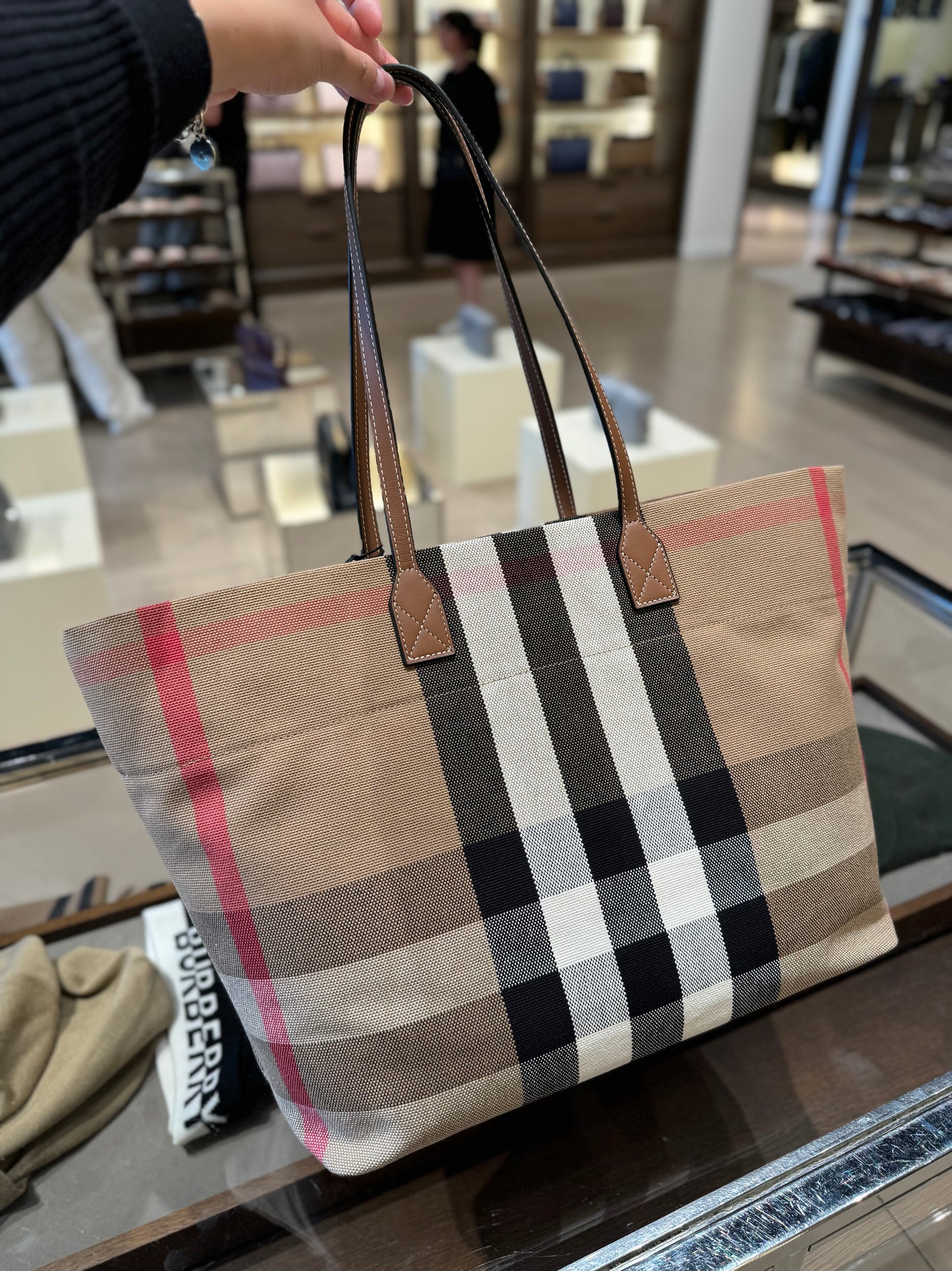 Burberry 新款LONDON Tote