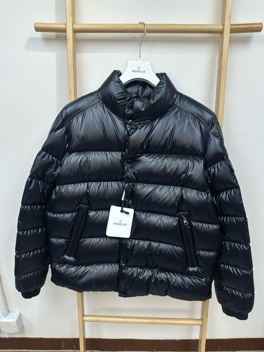 香港現貨💓Moncler 年底巨折💓
Lule 深藍色