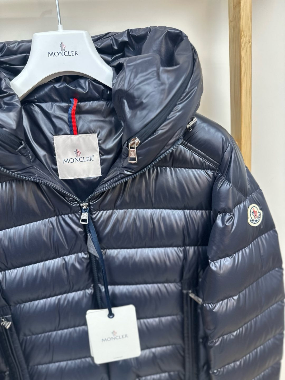 香港現貨 💓Moncler 年底巨折💓
Besines 深藍色