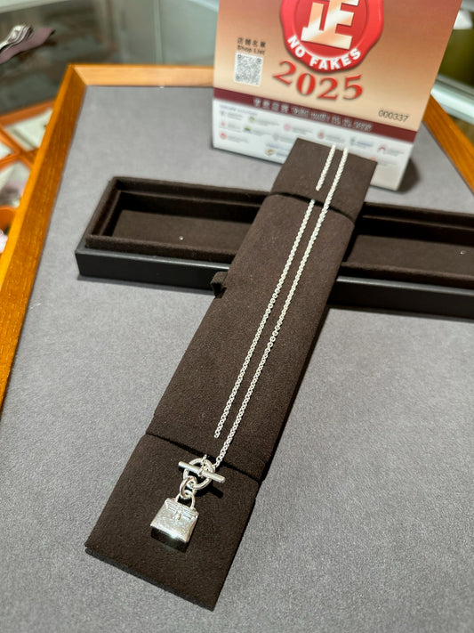 Hermes Amulettes Kelly pendant