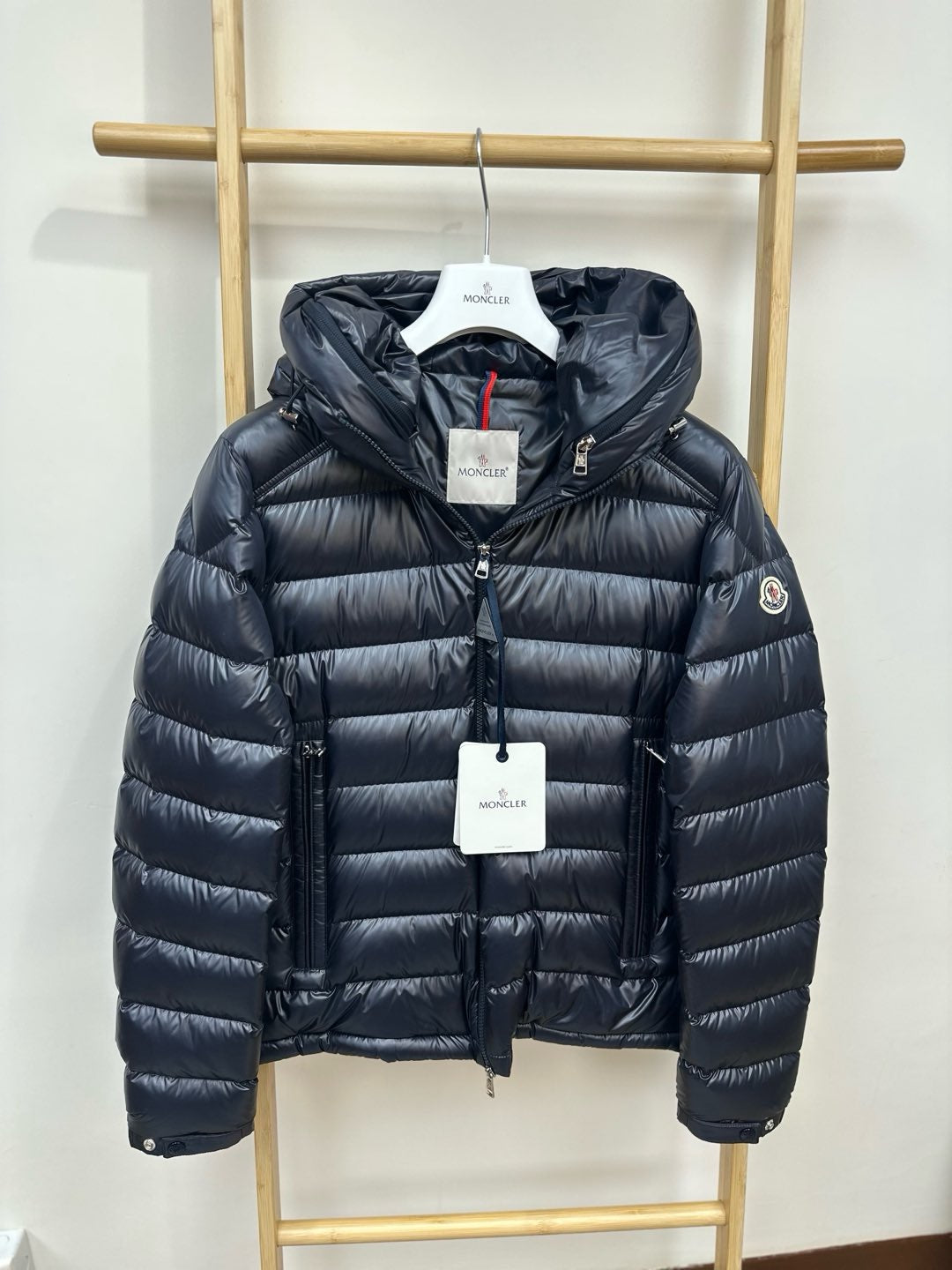 香港現貨 💓Moncler 年底巨折💓
Besines 深藍色