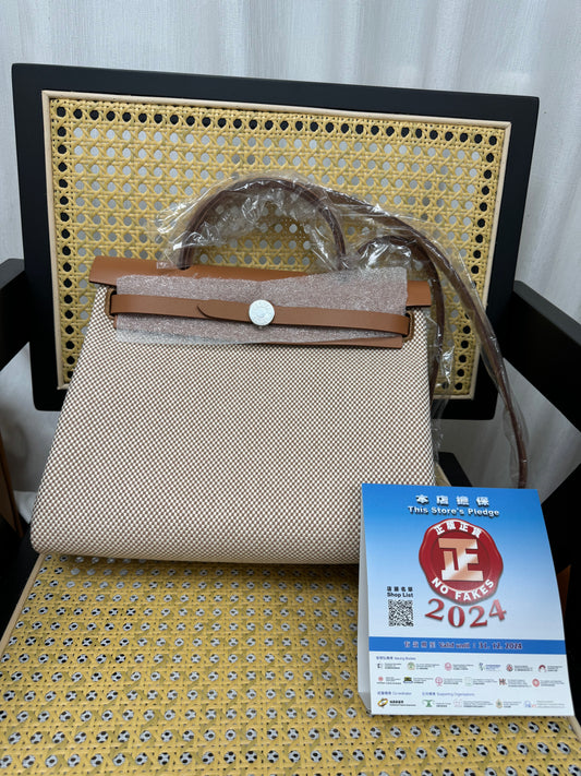Herbag 31 金棕銀扣