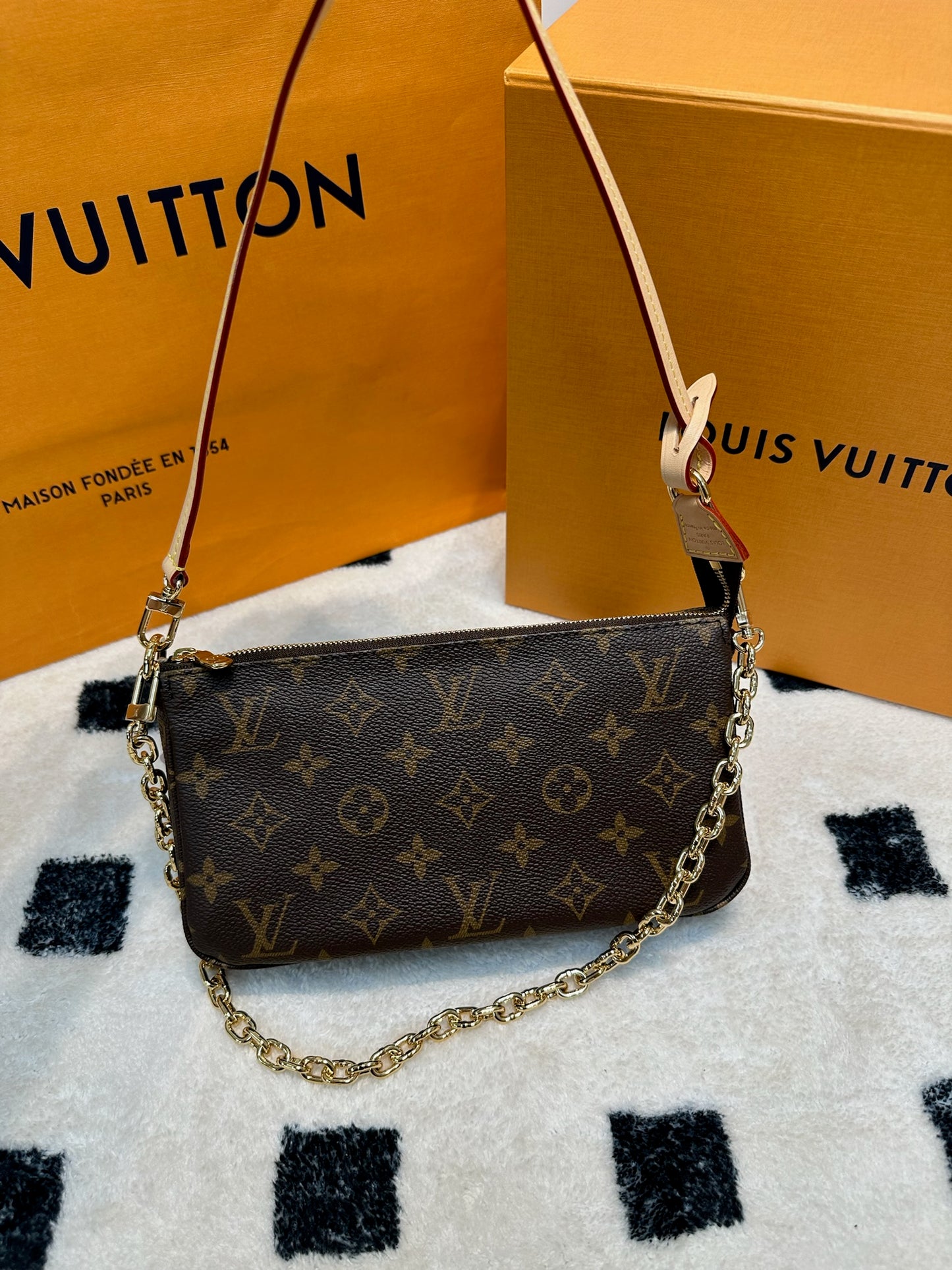 LV Pochette Accessoires