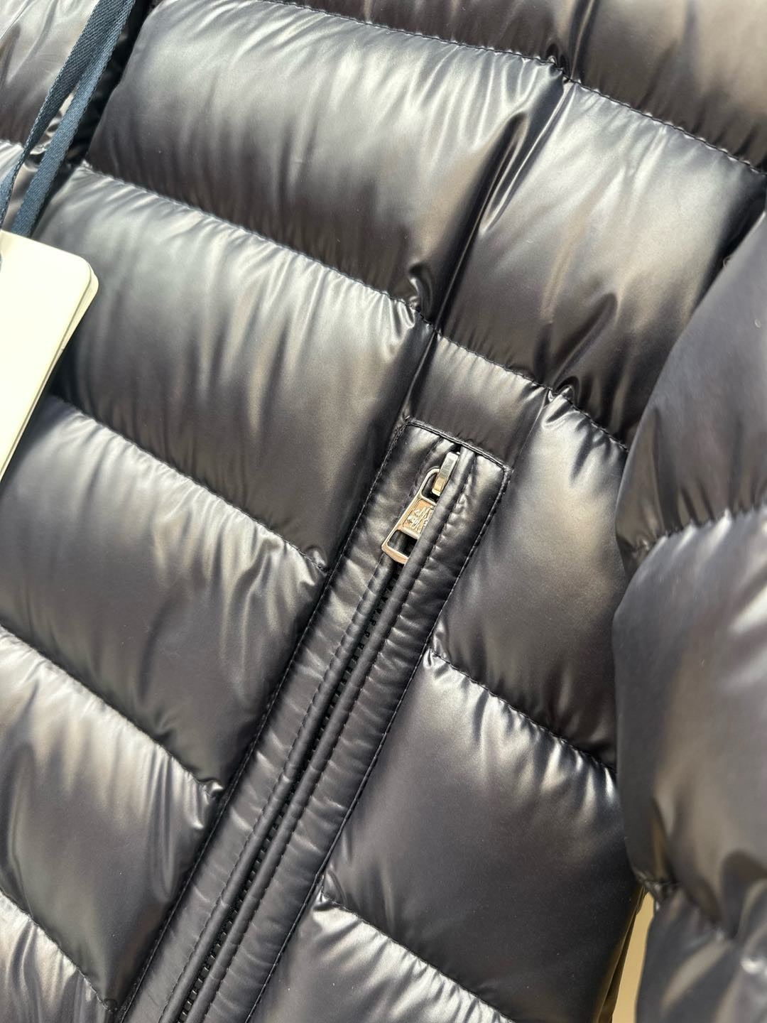 香港現貨 💓Moncler 年底巨折💓
Besines 深藍色