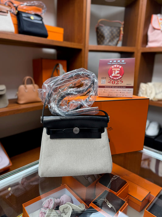 Hermes Mini Herbag Noir GHW 黑色銀扣 白併杏仁綠帆布￼