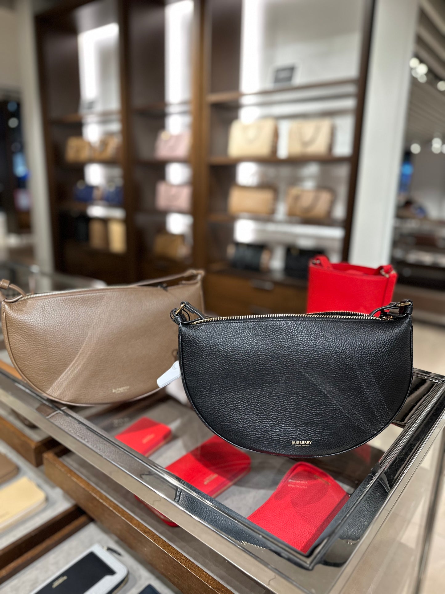 Burberry Earth 半月袋