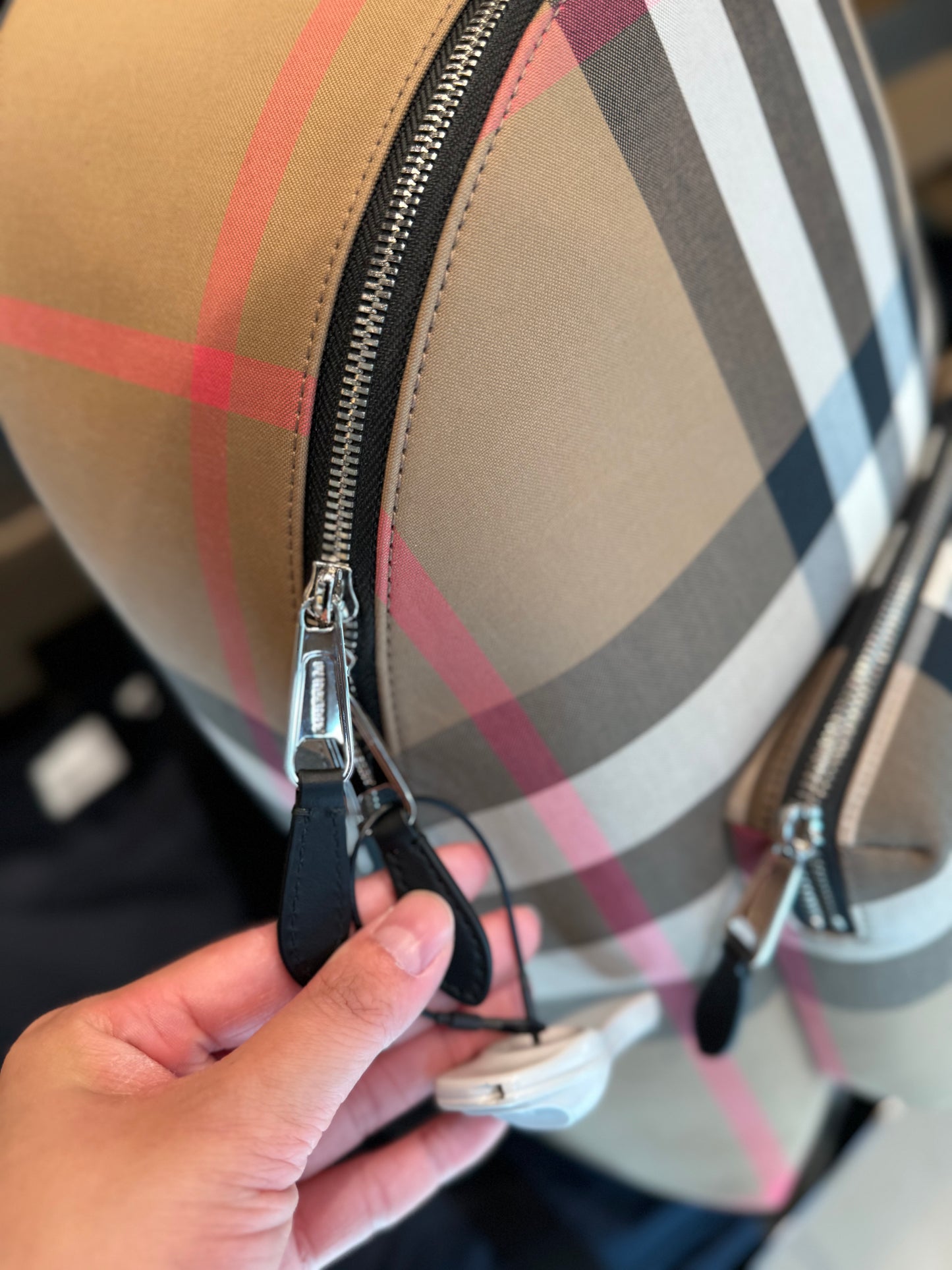 Burberry 經典格仔背囊