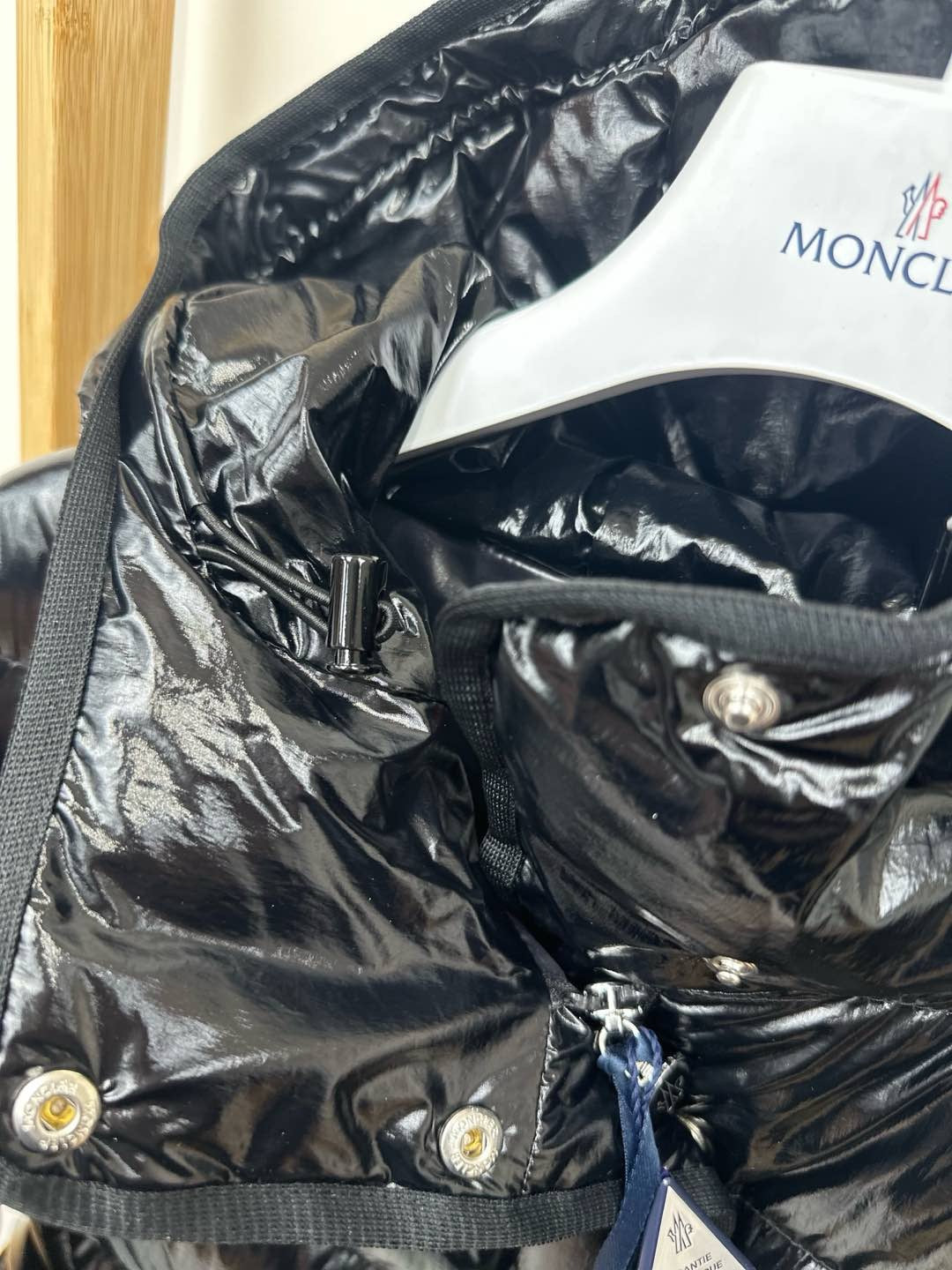香港現貨💓Moncler 年底巨折💓
Barante 黑色女裝修身款