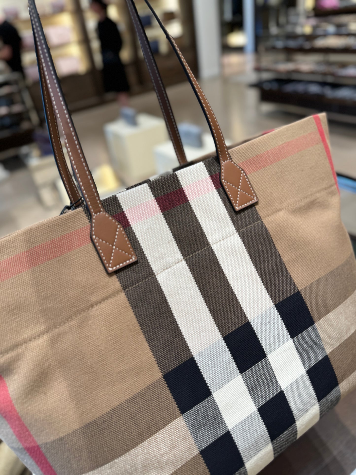 Burberry 新款LONDON Tote