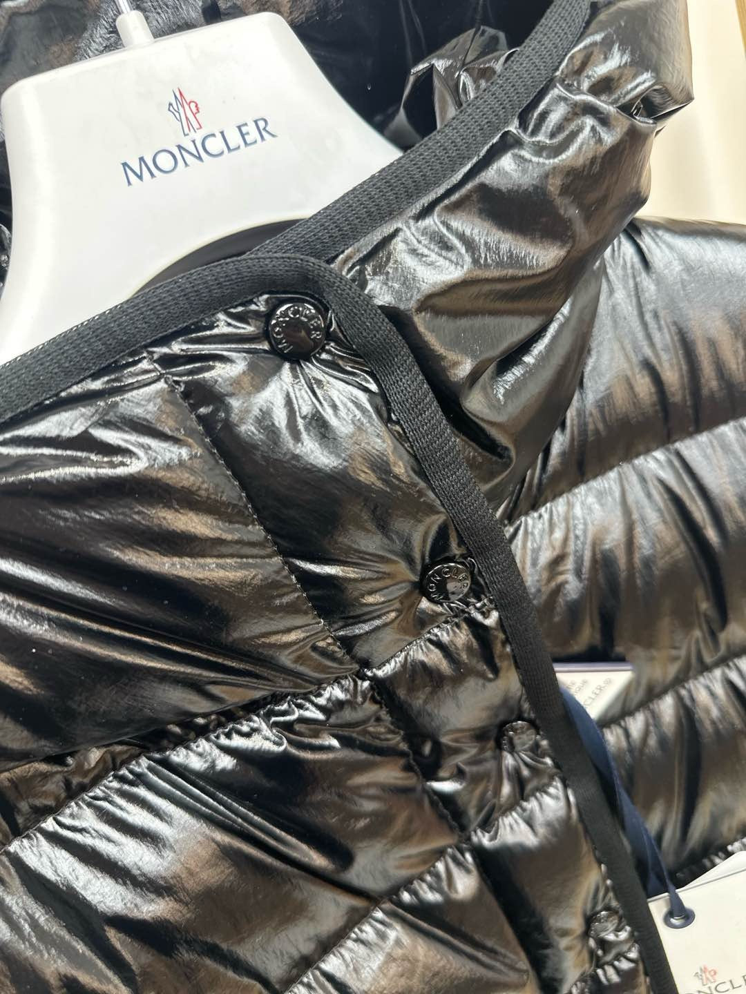 香港現貨💓Moncler 年底巨折💓
Barante 黑色女裝修身款