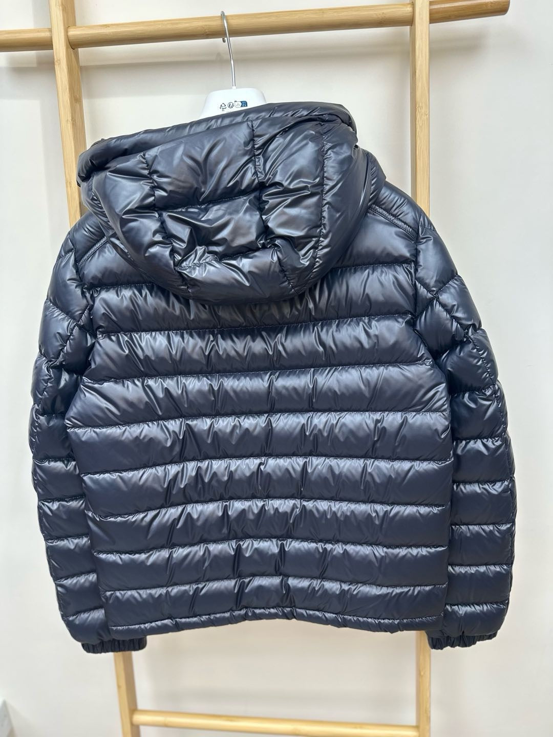 香港現貨 💓Moncler 年底巨折💓
Besines 深藍色