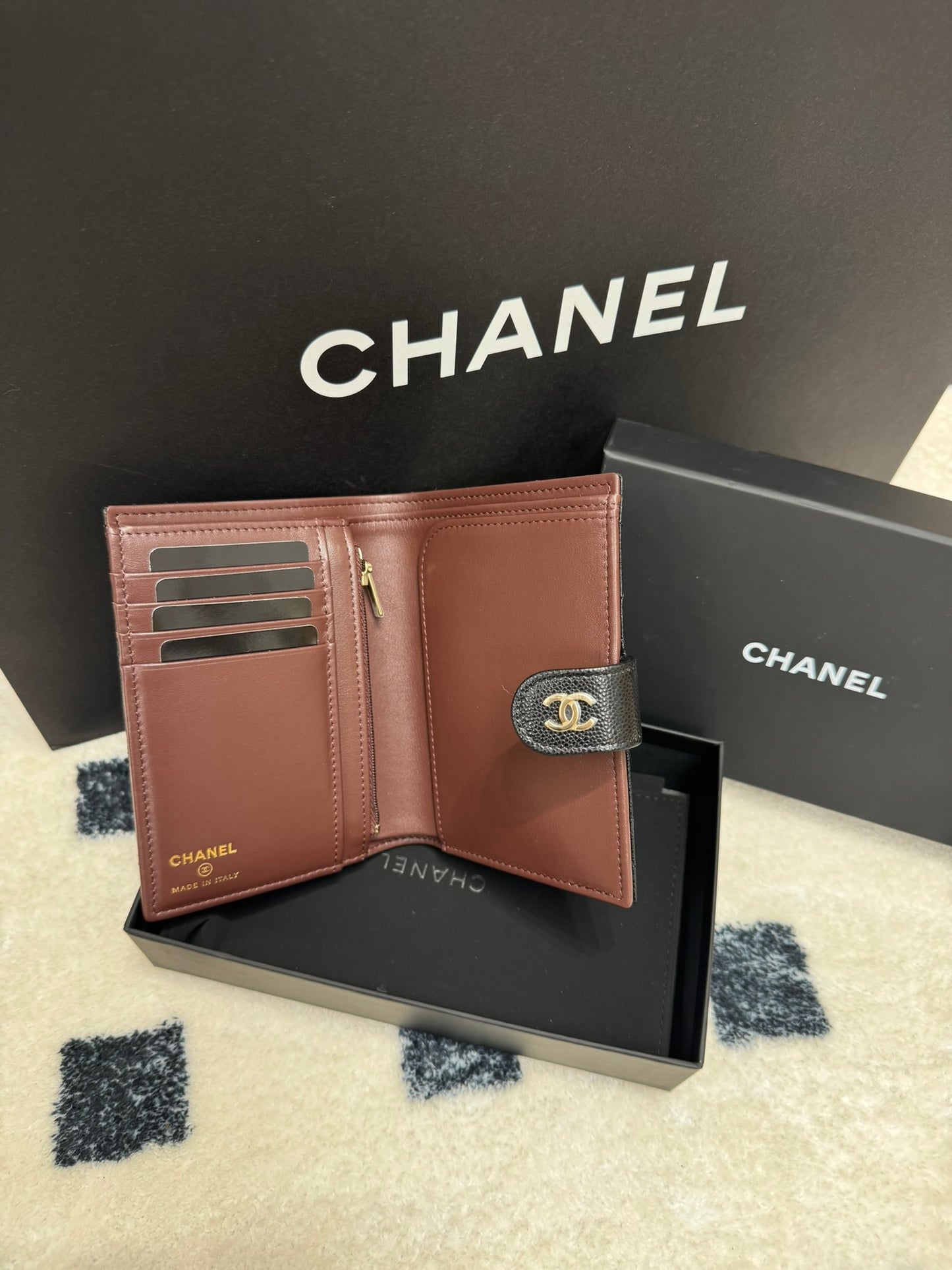 Chanel passport holder 黑色荔枝皮金扣￼