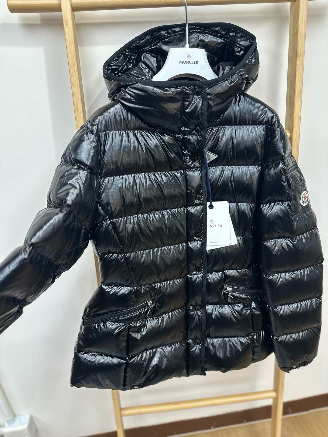 香港現貨💓Moncler 年底巨折💓
Barante 黑色女裝修身款