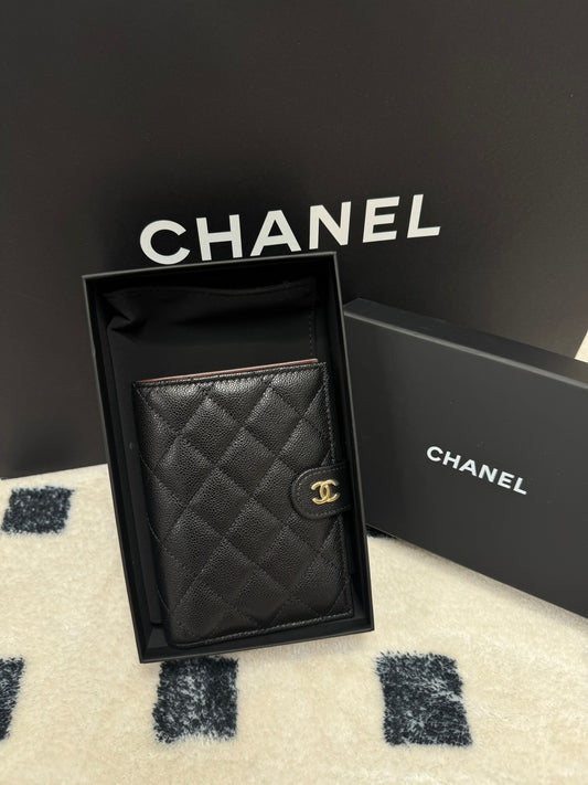 Chanel passport holder 黑色荔枝皮金扣￼